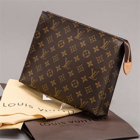 louis vuitton toiletry pouch 26.